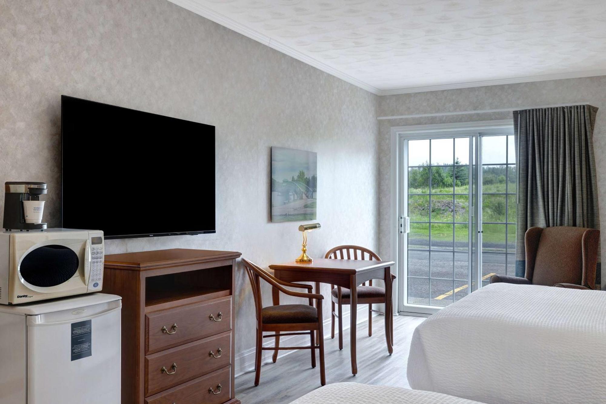 Days Inn By Wyndham Edmundston Kültér fotó